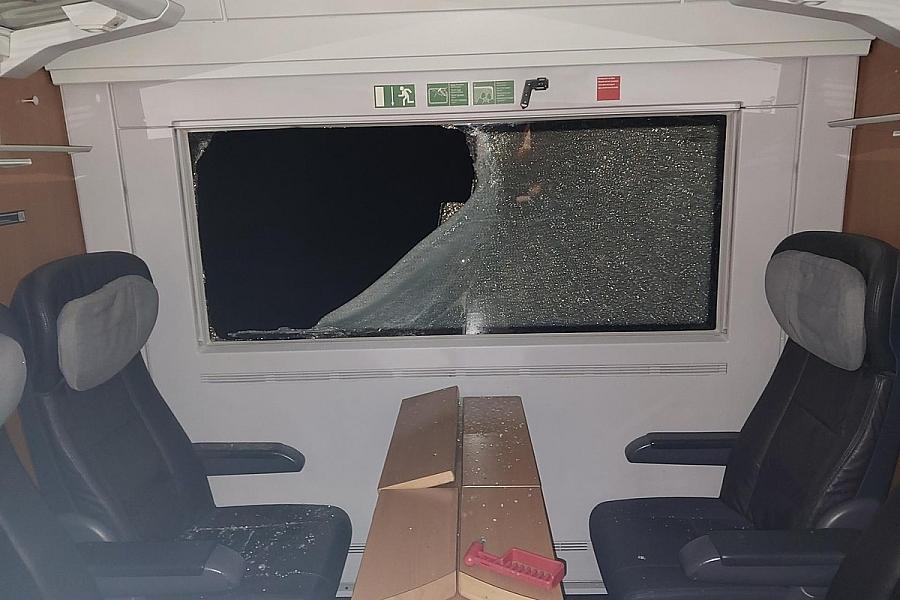 31-Jährige beschädigt Scheibe im ICE und zieht bei Hagenow die Notbremse