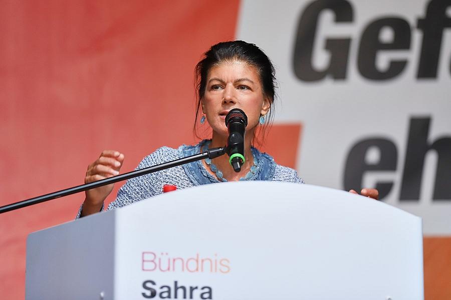 Sahra Wagenknecht kritisiert Brandmauer: Sie führe die AfD zielsicher zur absoluten Mehrheit und sieht Gespräche in Sachsen-Anhalt als Respekt vor dem Wähler