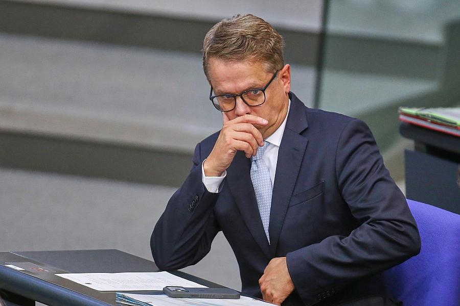Gesundheitsminister Linnemann: Krankenkassen sollen Mitglieder wieder über Beitragserhöhungen informieren