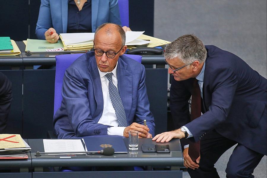 Merz-Umfragewerte: Regierungssprecher kritisiert Demoskopen