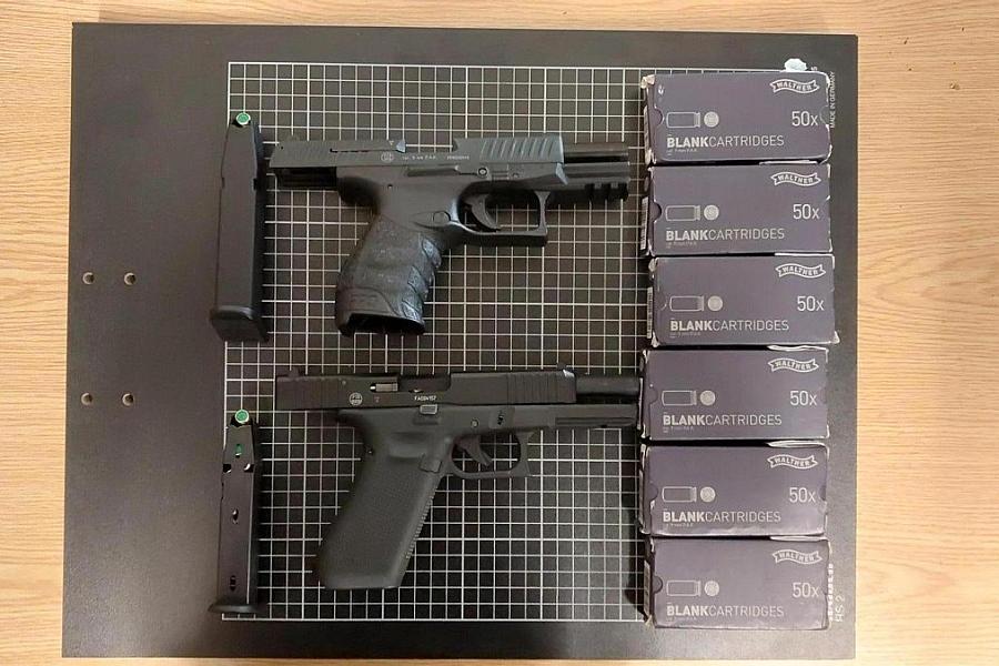 Bundespolizei stellt Mann mit zwei geladenen Schreckschusswaffen fest