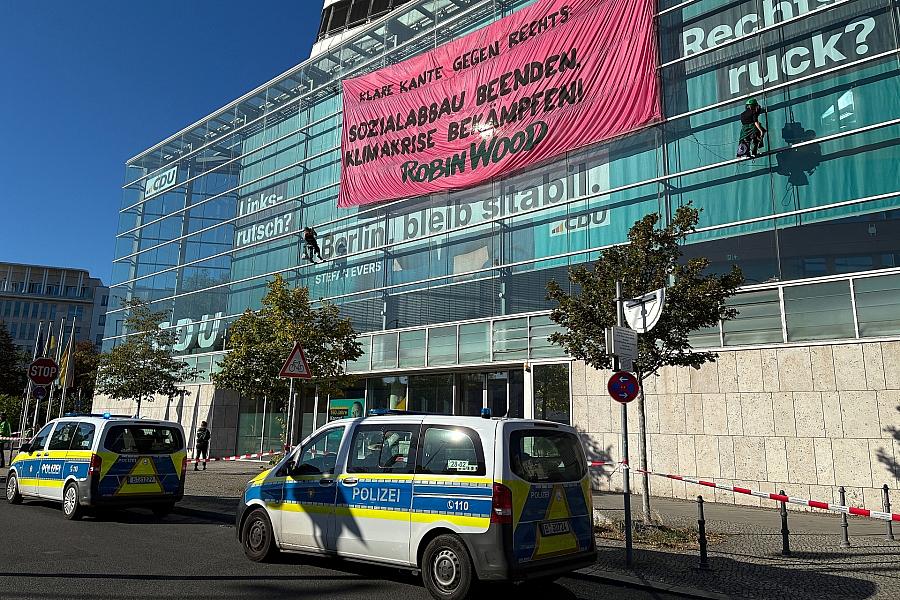 Umweltaktivisten seilen sich vom Dach der CDU-Parteizentrale in Berlin ab