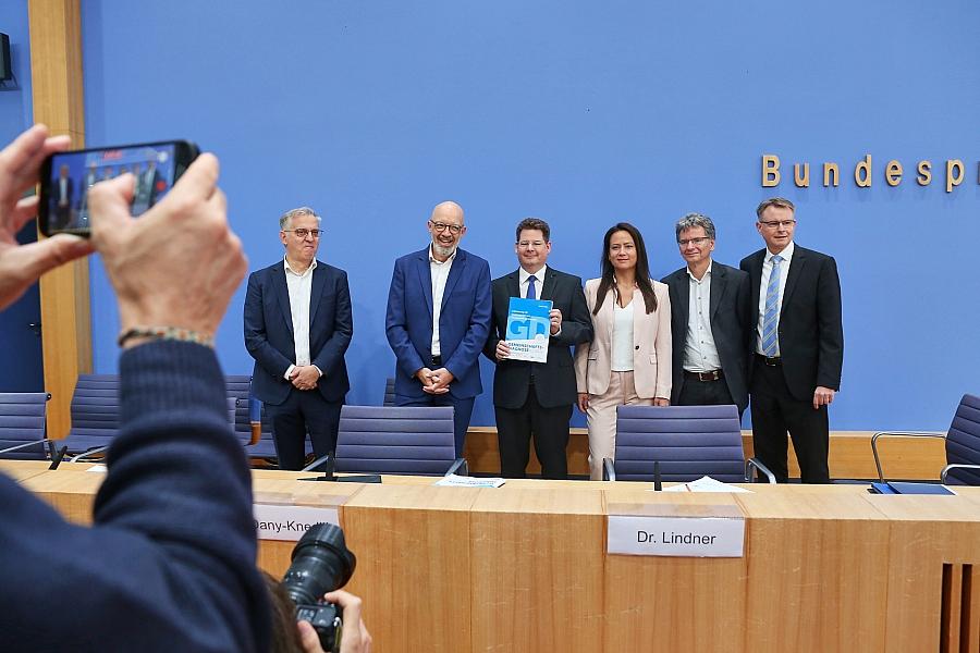 Wirtschaftsforschungsinstitute heben Konjunkturprognose deutlich an