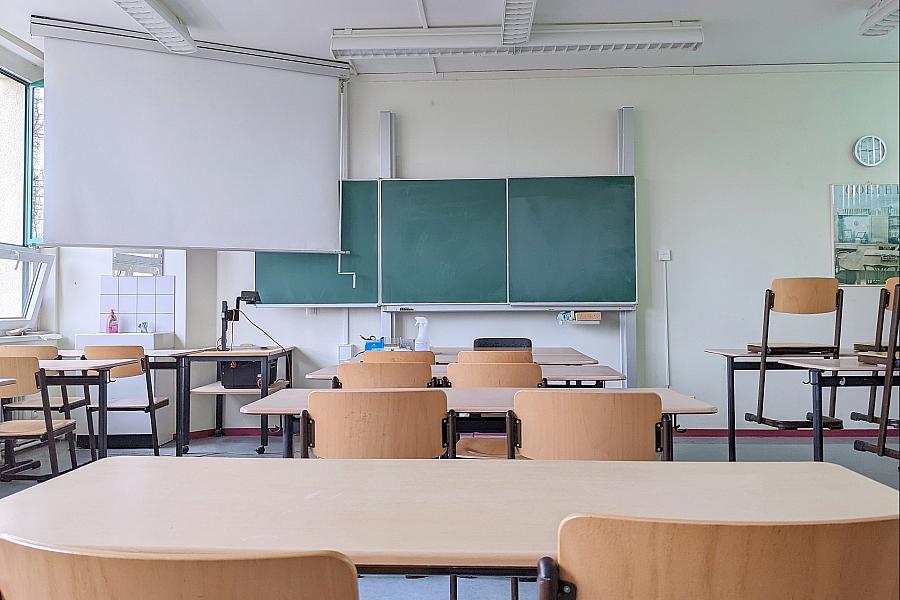 Brandenburger Grüne fordern bei Protest auf Glienicker Brücke mehr Personal für Kitas und Schulen