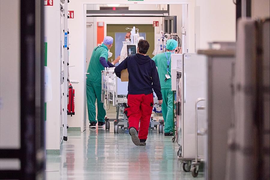 Fachkräftemangel: Weiterbildung von Hilfskräften könnte ein Sechstel der Lücke schließen – besonders in Pflegeberufen
