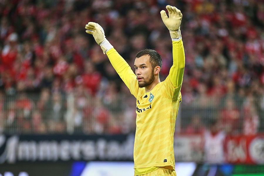 SC Freiburg besiegt Schalke 04 mit 2:1 und steht an der Tabellenspitze