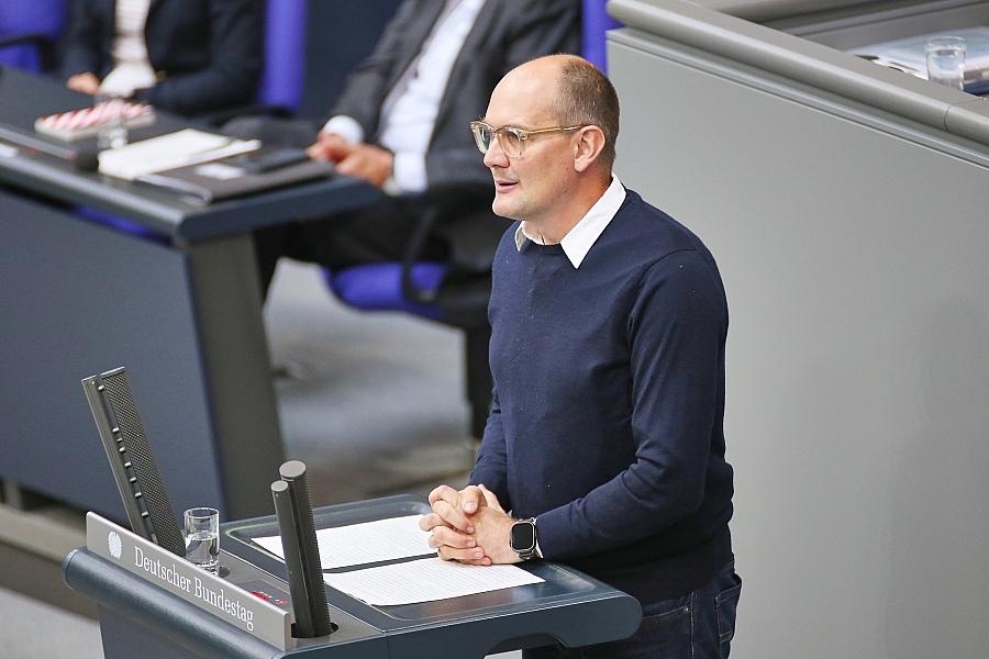 GKV-Zusatzbeitrag 2027: Grünen-Politiker Dahmen kritisiert Stabilitätsversprechen der Bundesregierung als unrealistisch