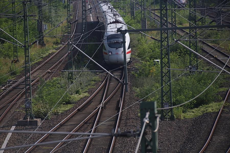 Verbraucherzentrale kritisiert höhere Bahnticketpreise zu Ferienbeginn und fordert mehr Transparenz bei der Deutschen Bahn