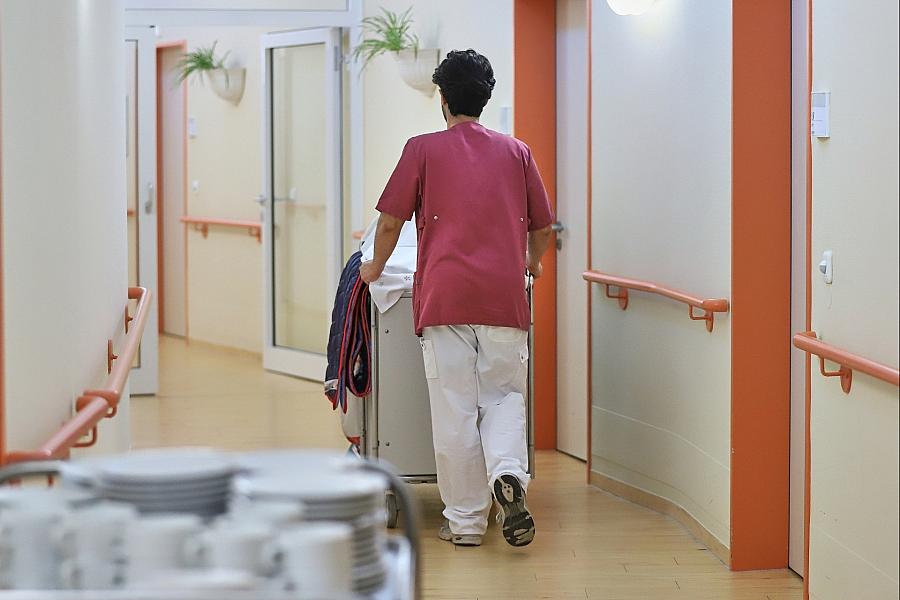 Pflegeversicherung: Linnemann schließt Leistungskürzungen nicht aus