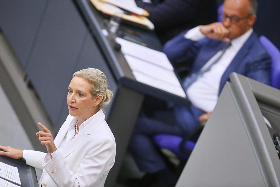 Infratest-Umfrage: AfD bleibt bei 27 Prozent, Union fällt auf 20 Prozent, Merz mit historisch schlechtem Zufriedenheitswert