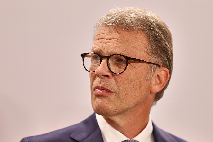Deutsche-Bank-Chef Sewing kritisiert Tankrabatt