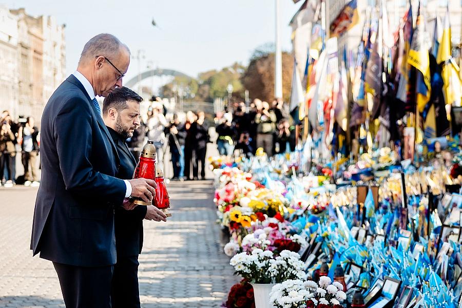 Merz in Kiew: Kanzler fordert Putin zu Verhandlungen auf und sagt Ukraine Abfangdrohnen zu