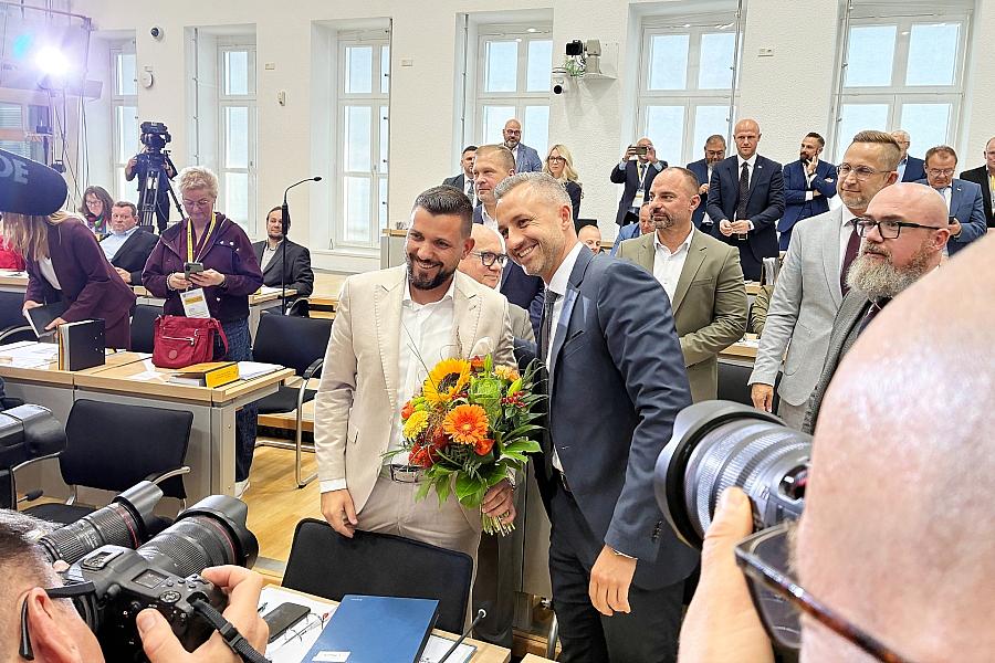 Grünen-Chef Banaszak kritisiert Wahl des AfD-Landtagspräsidenten in Sachsen-Anhalt als Normalisierung des Rechtsextremismus