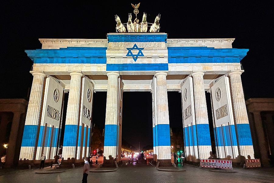 Brandenburger Tor in Israel-Farben: Solidarität mit Israel und Pro-Palästina-Demos in Berlin