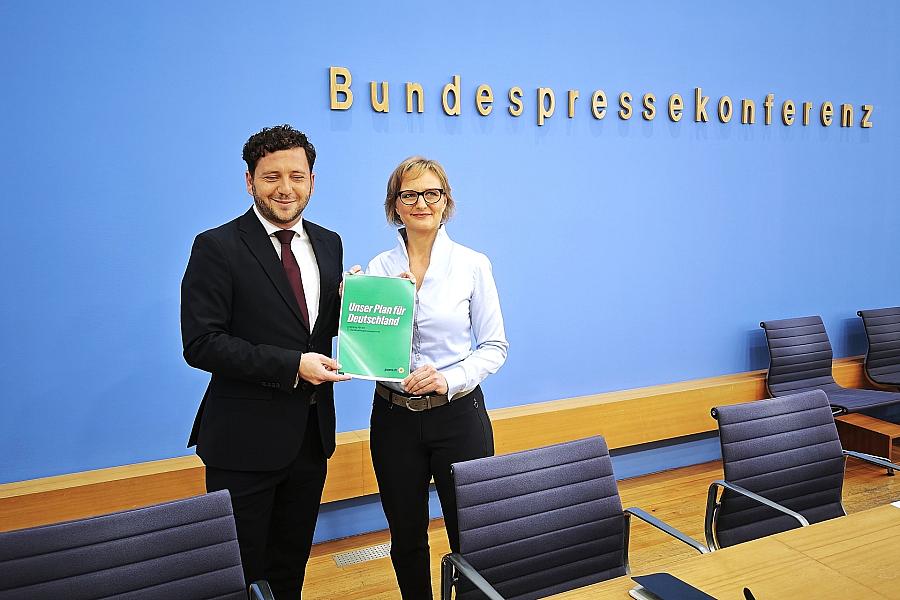 Grüne Leitantrag: AfD-Verbot prüfen, Vermögen ab 500 Millionen belasten, Bürgerfonds für alle