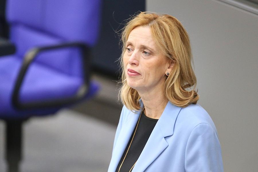 Karin Prien appelliert an GenZ-Proteste: „Lasst Euch nicht aufwiegeln!“ – Ministerin bietet Dialog an