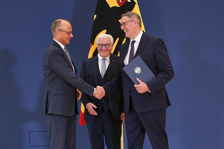Steinmeier ernennt Alexander Schweitzer zum Bundesarbeitsminister – Bärbel Bas erhält Entlassungsurkunde im Separee