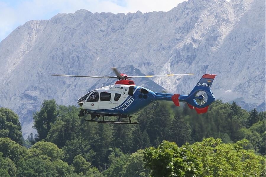 Polizeihubschrauber nahe Schloss Elmau (Archiv)