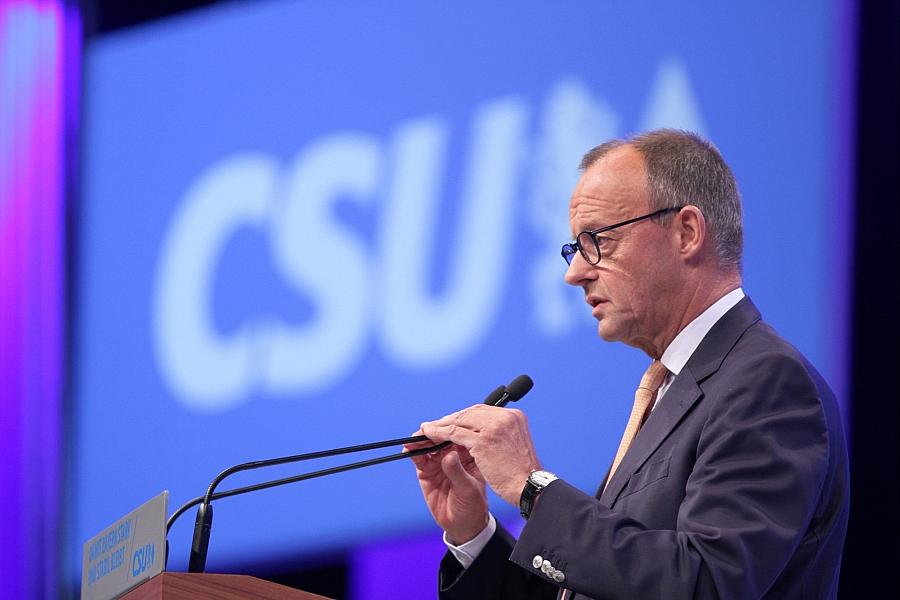 Merz ruft Union auf CSU-Parteitag zur Geschlossenheit gegen Extremismus auf