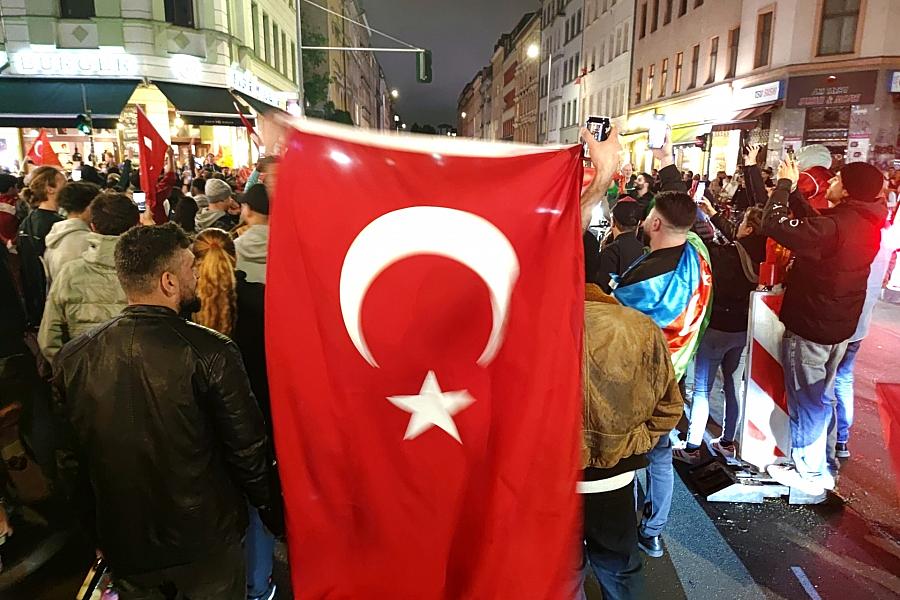 Türkische Fans feiern (Archiv)