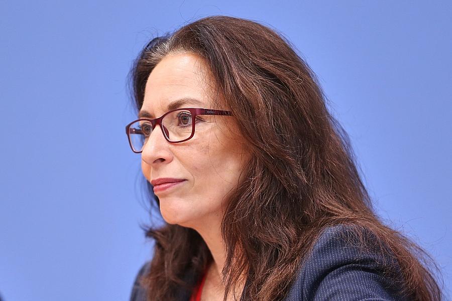 Yasmin Fahimi kritisiert Sparvorschläge: DGB-Chefin fordert faire Reformen und konsequente Industriepolitik für Deutschland
